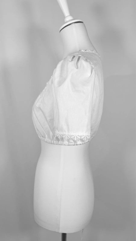 Blouse blanche courte à manches bouffantes
