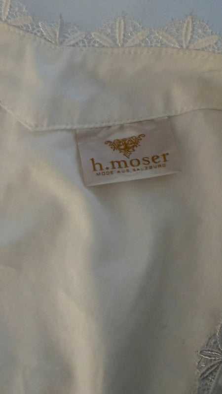 Blouse blanche courte à manches bouffantes