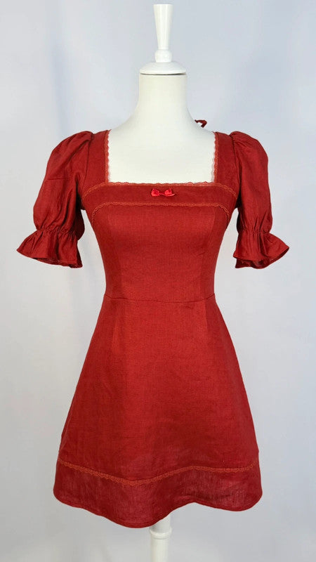 Robe en lin Evianna à encolure carrée rouge
