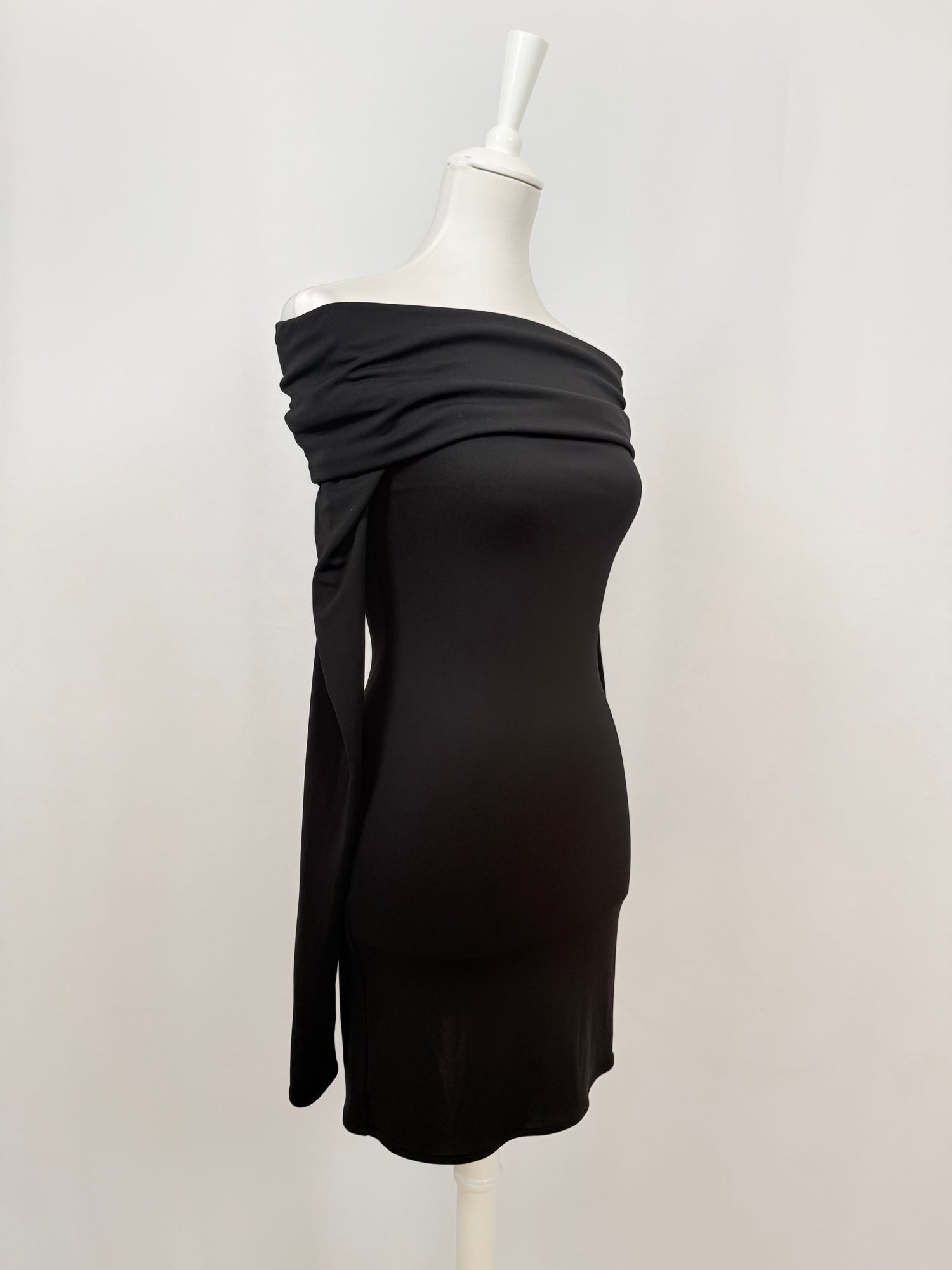Robe mini moulante à épaules dénudées noire