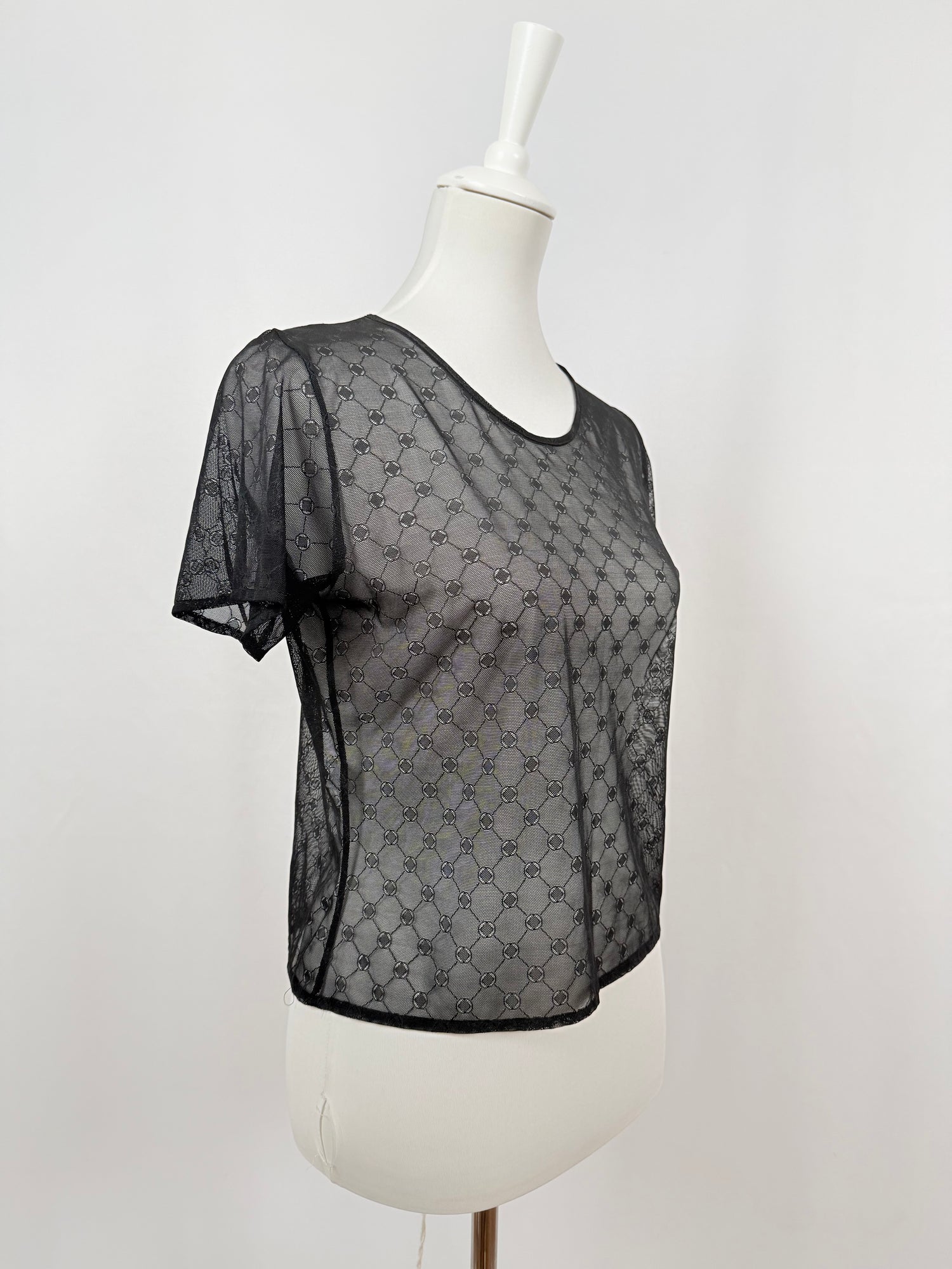 Top transparent brodé noir