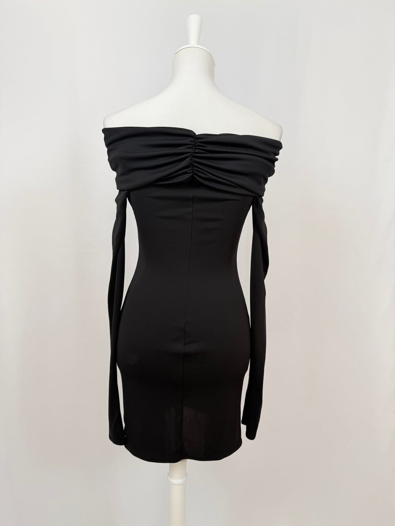 Robe mini moulante à épaules dénudées noire