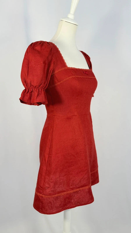 Robe en lin Evianna à encolure carrée rouge
