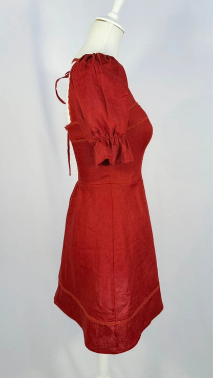 Robe en lin Evianna à encolure carrée rouge