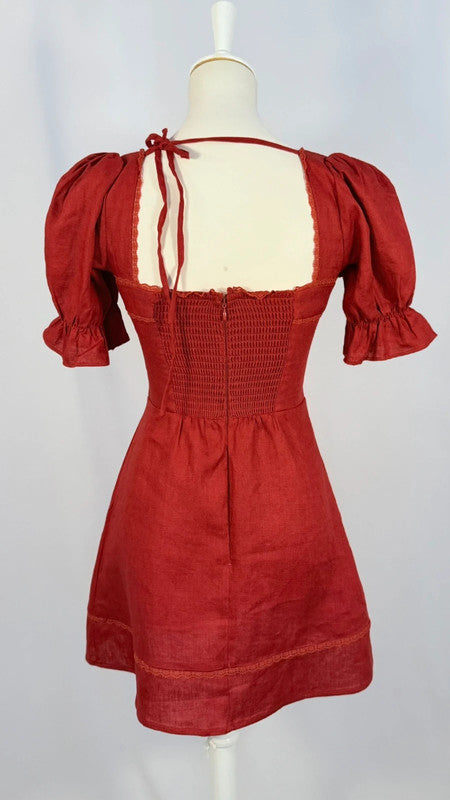 Robe en lin Evianna à encolure carrée rouge