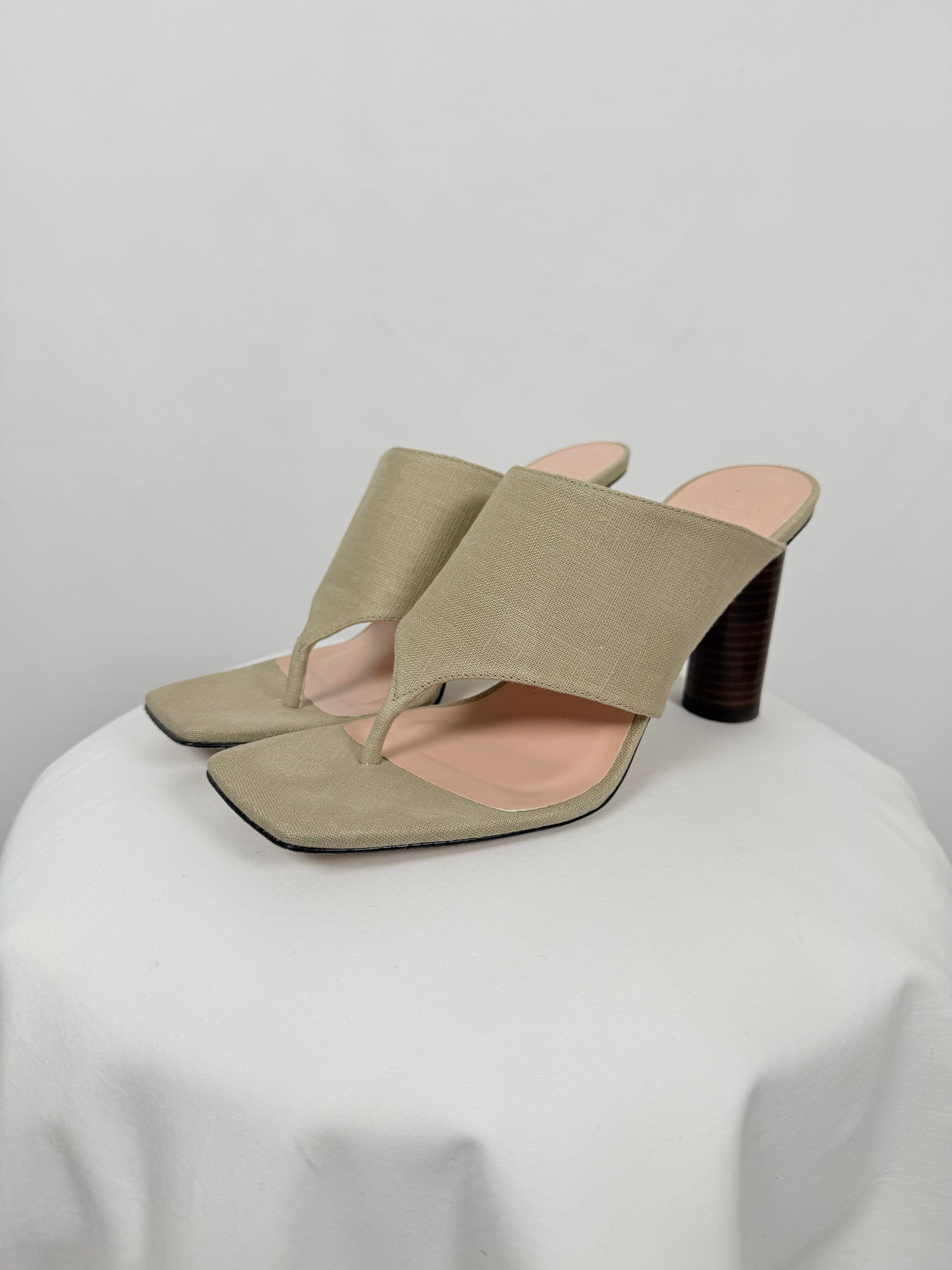 Sandales à talons en lin beige