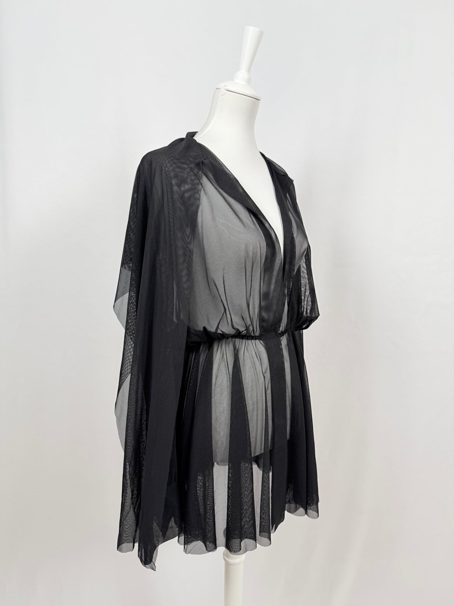 Robe courte transparente noire à capuche