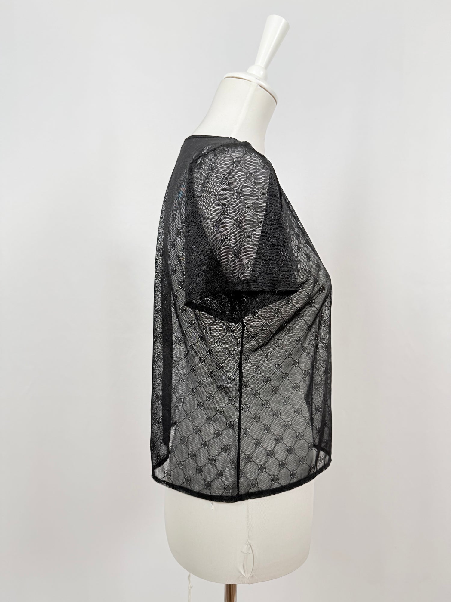 Top transparent brodé noir