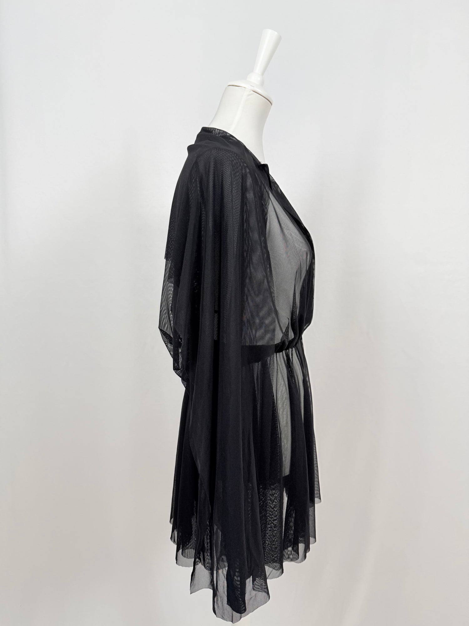Robe courte transparente noire à capuche