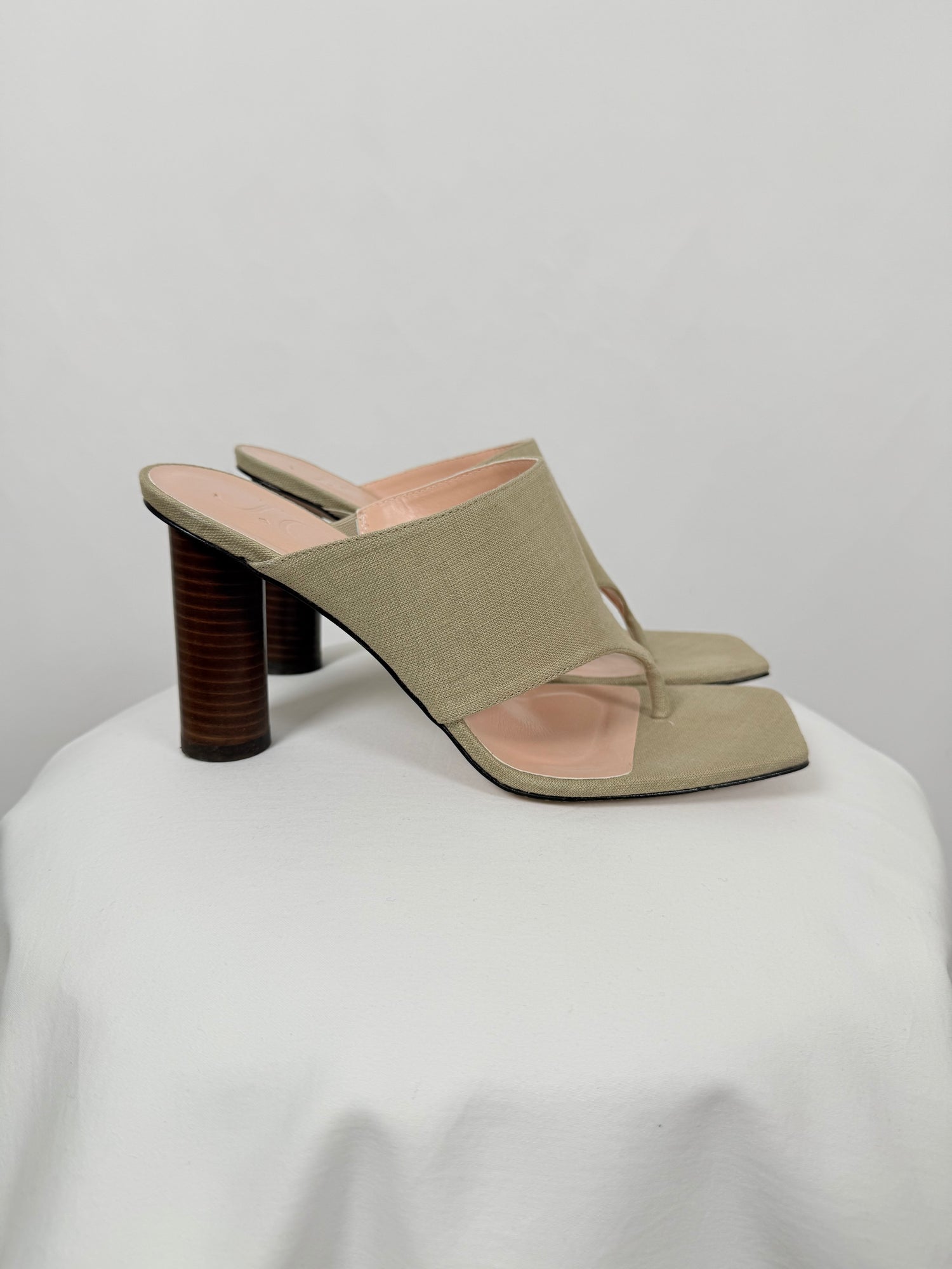 Sandales à talons en lin beige