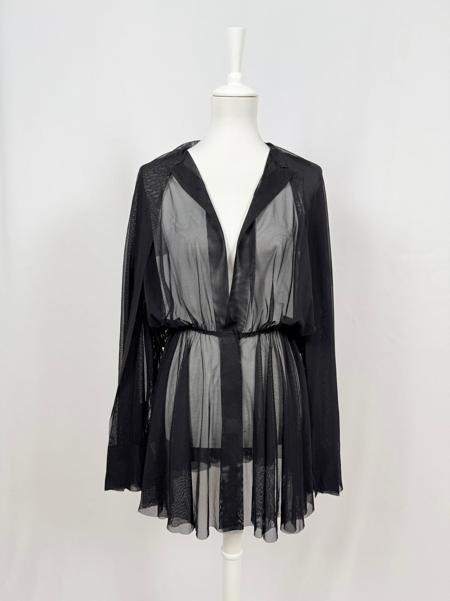 Robe courte transparente noire à capuche