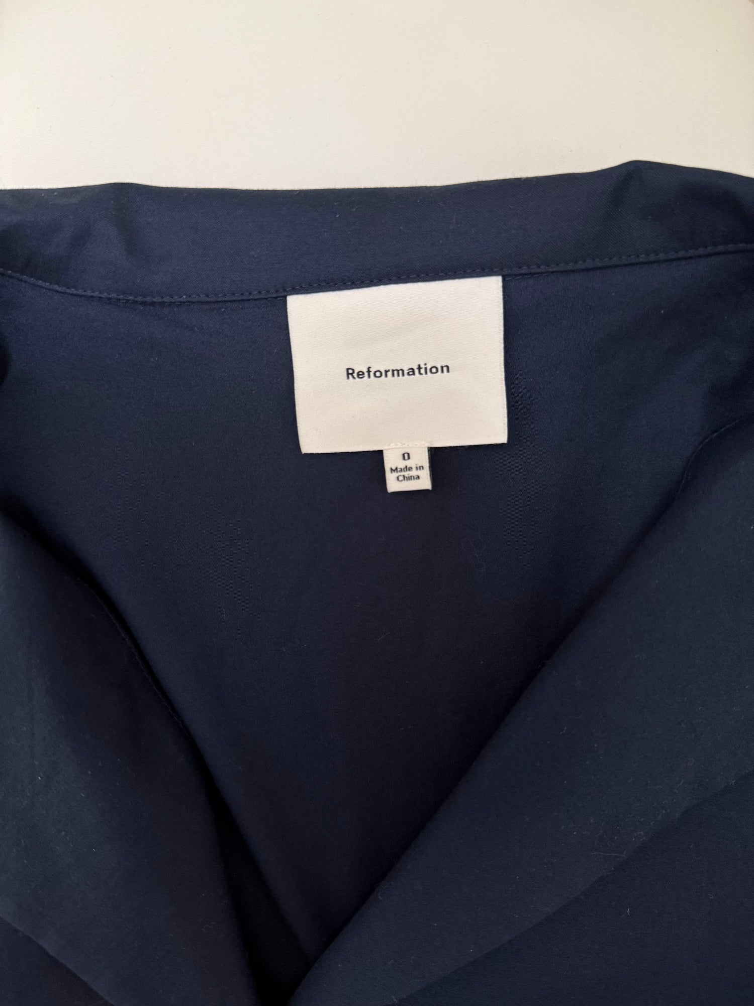 Top boutonné cintré bleu marine