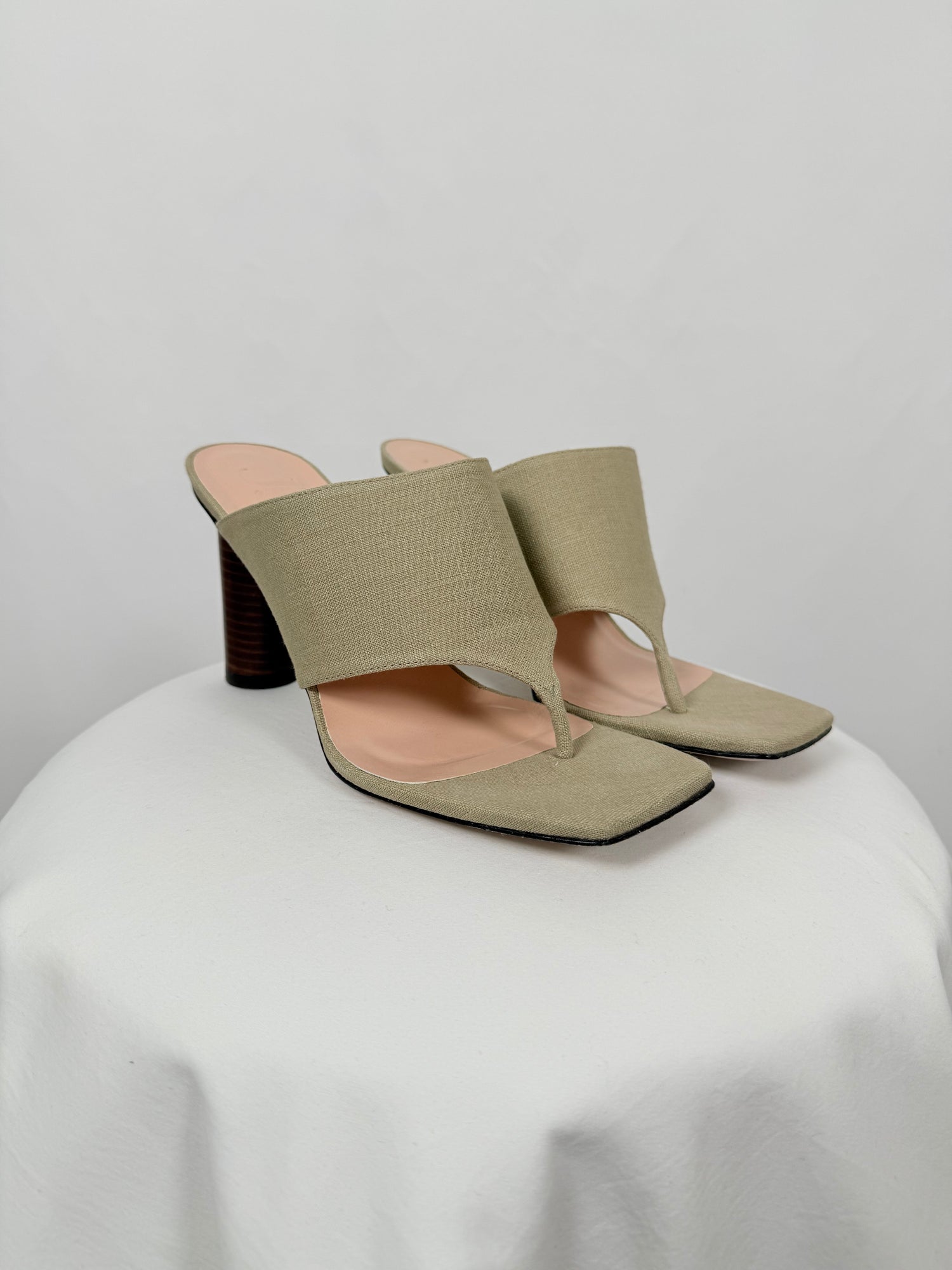 Sandales à talons en lin beige