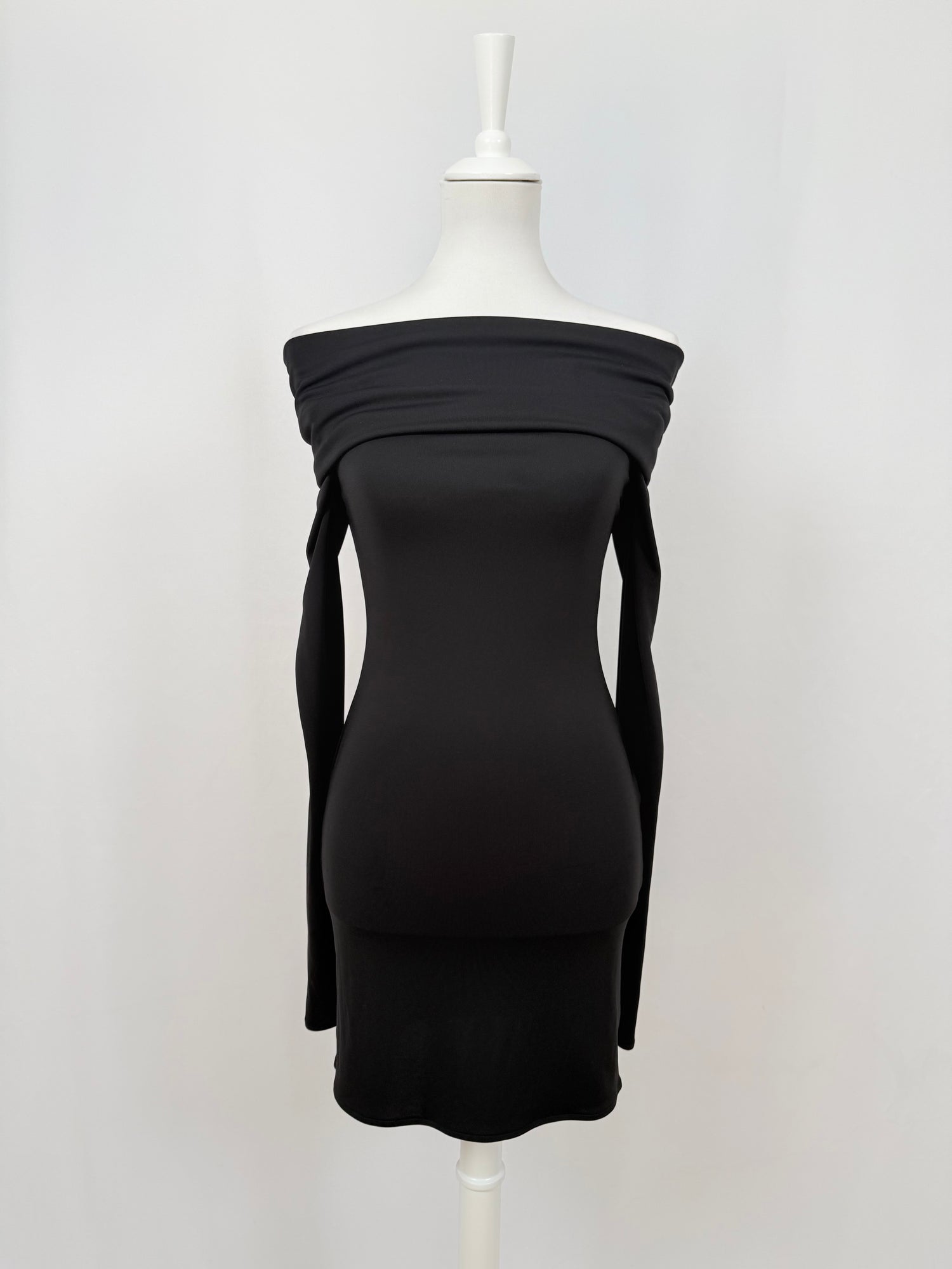Robe mini moulante à épaules dénudées noire