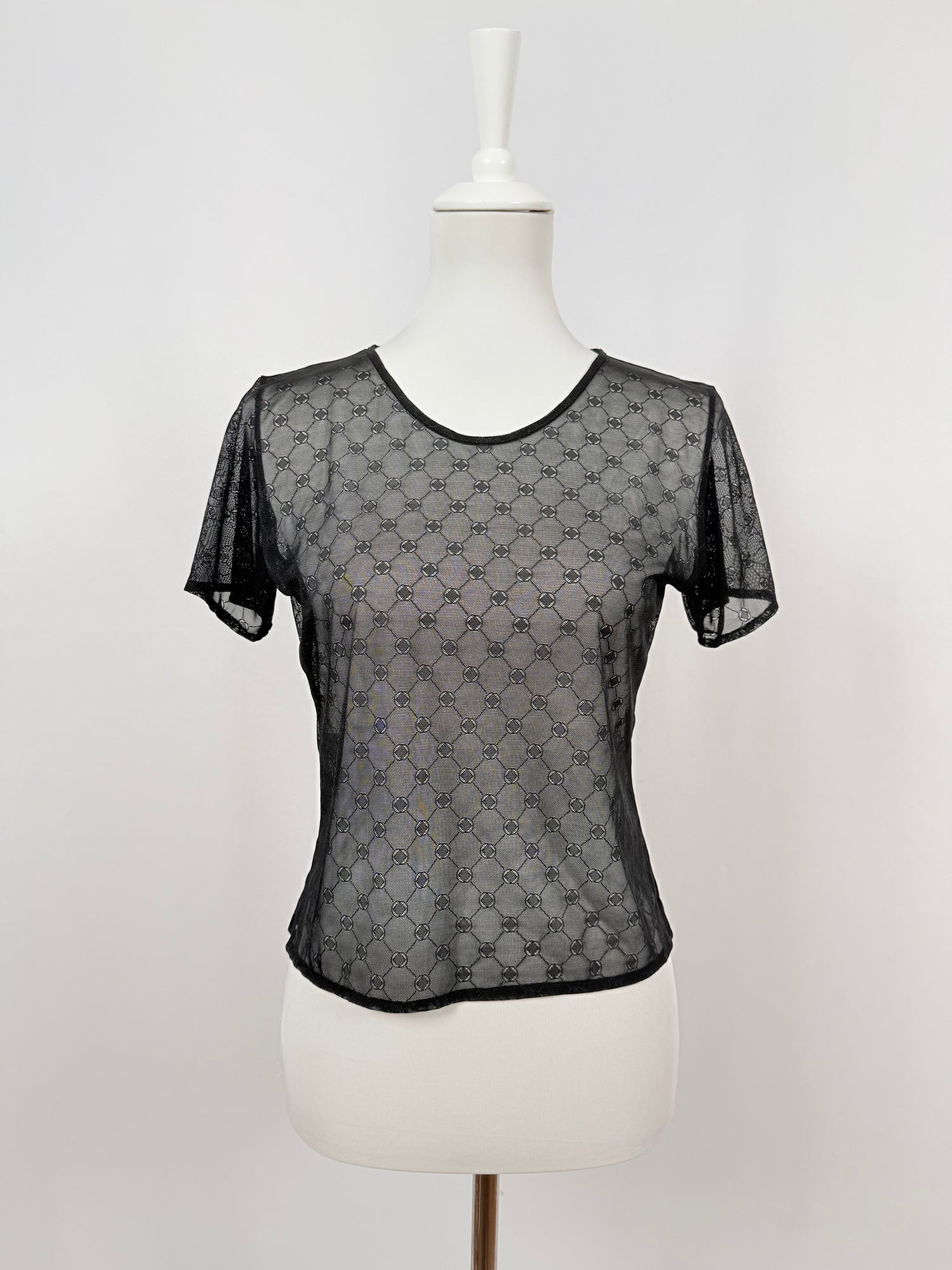 Top transparent brodé noir