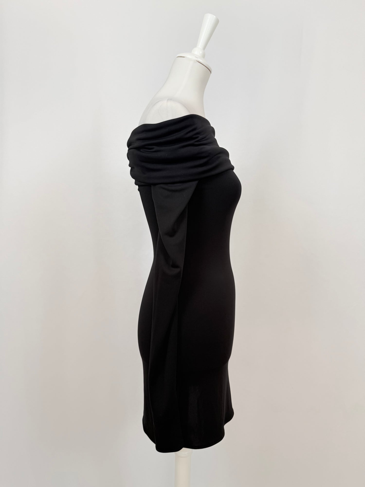 Robe mini moulante à épaules dénudées noire