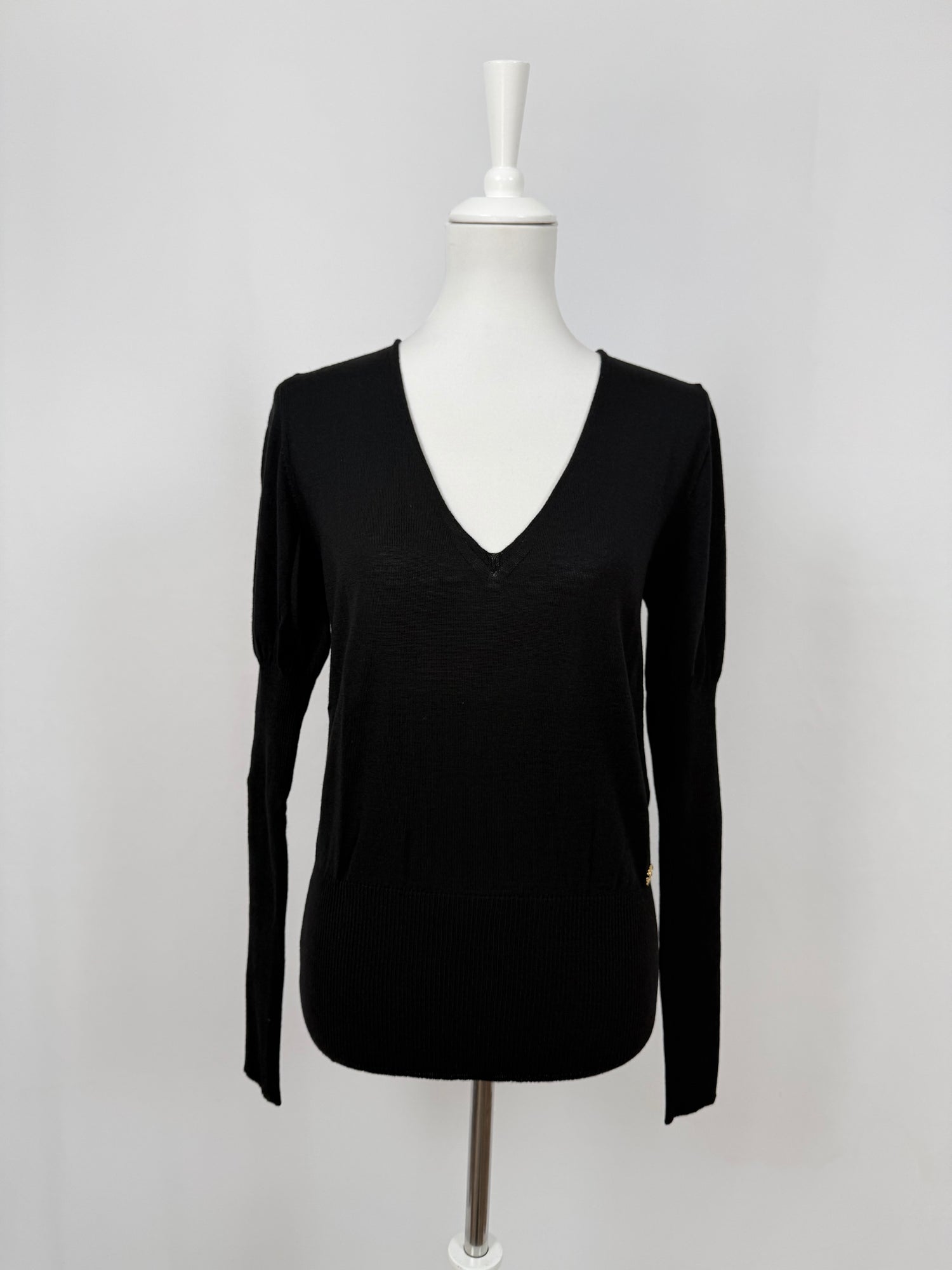 Pull noir col V en laine fine