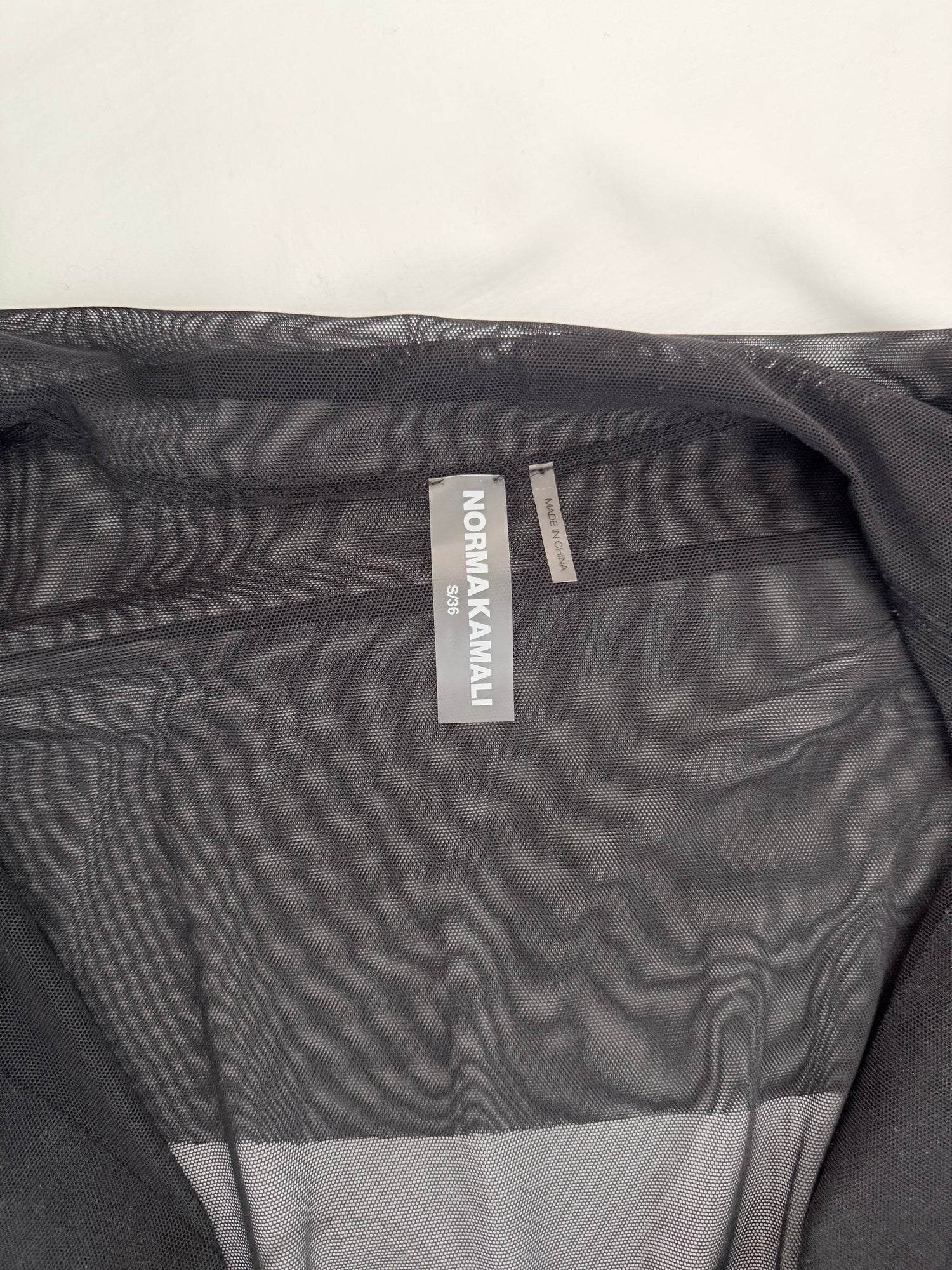 Robe courte transparente noire à capuche