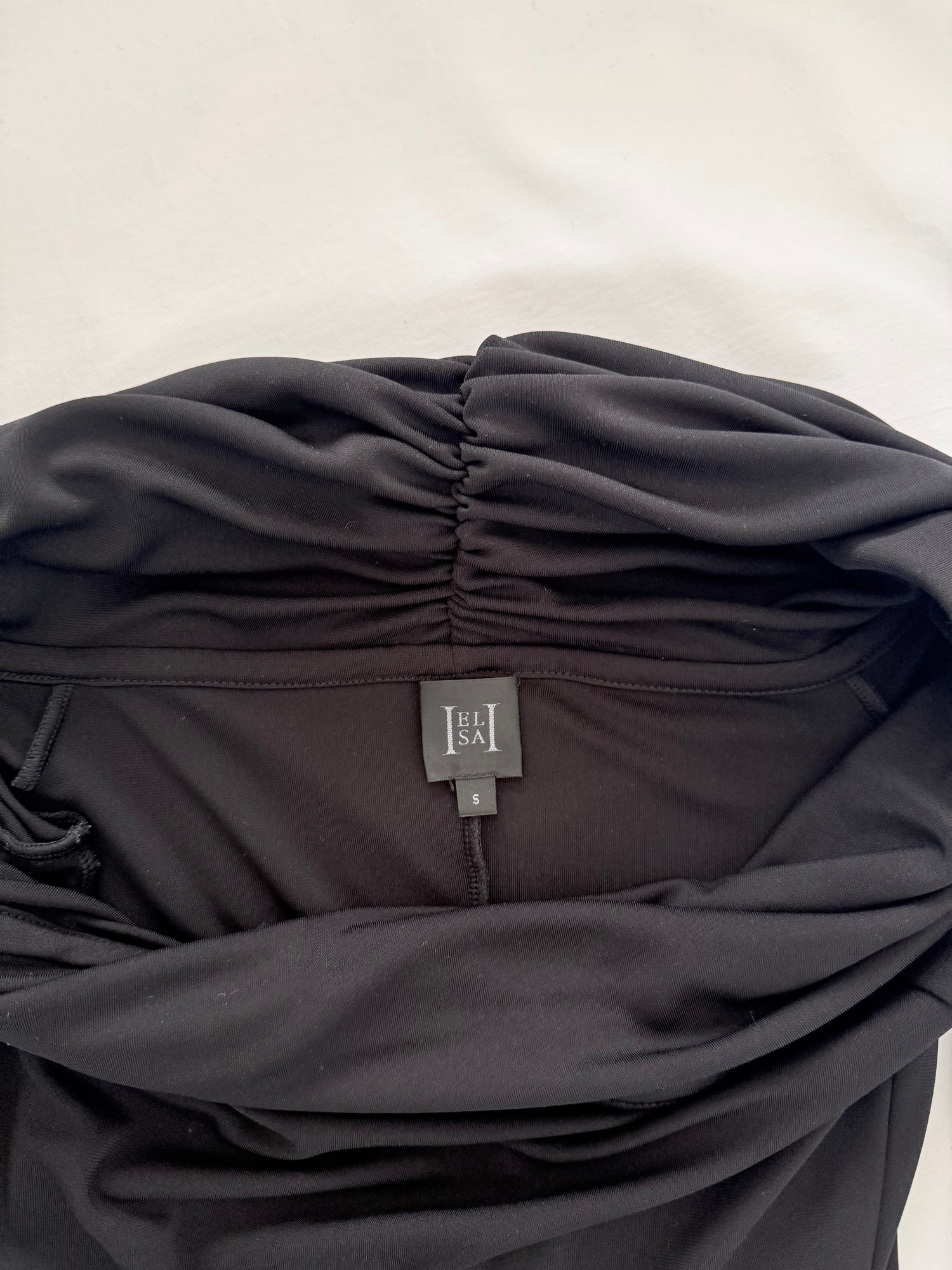 Robe mini moulante à épaules dénudées noire
