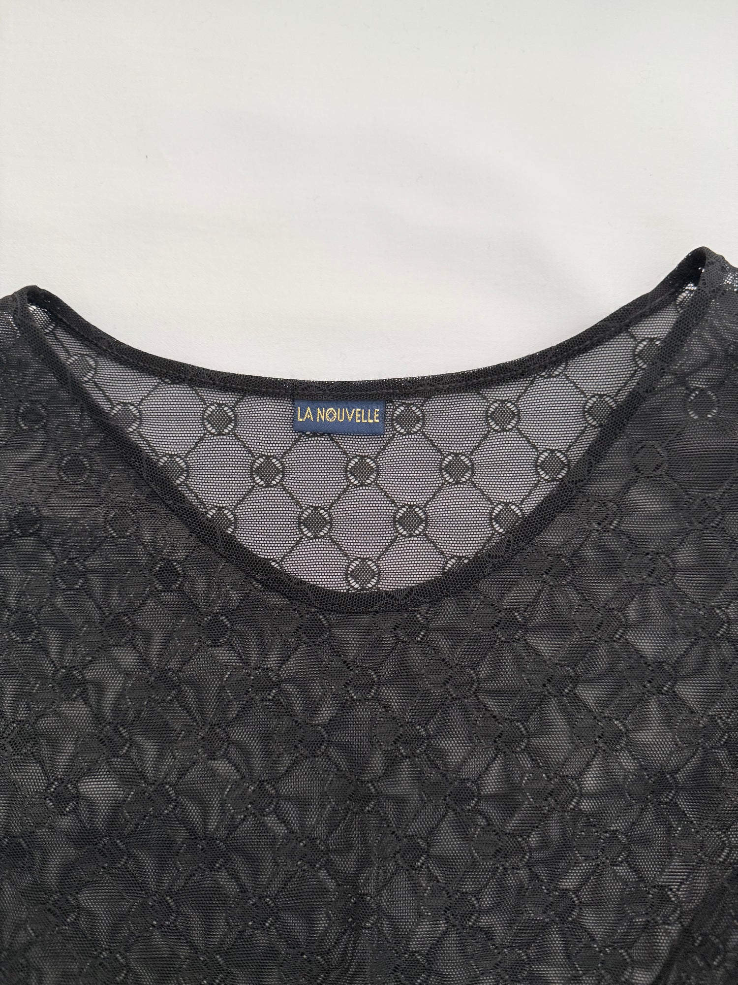Top transparent brodé noir