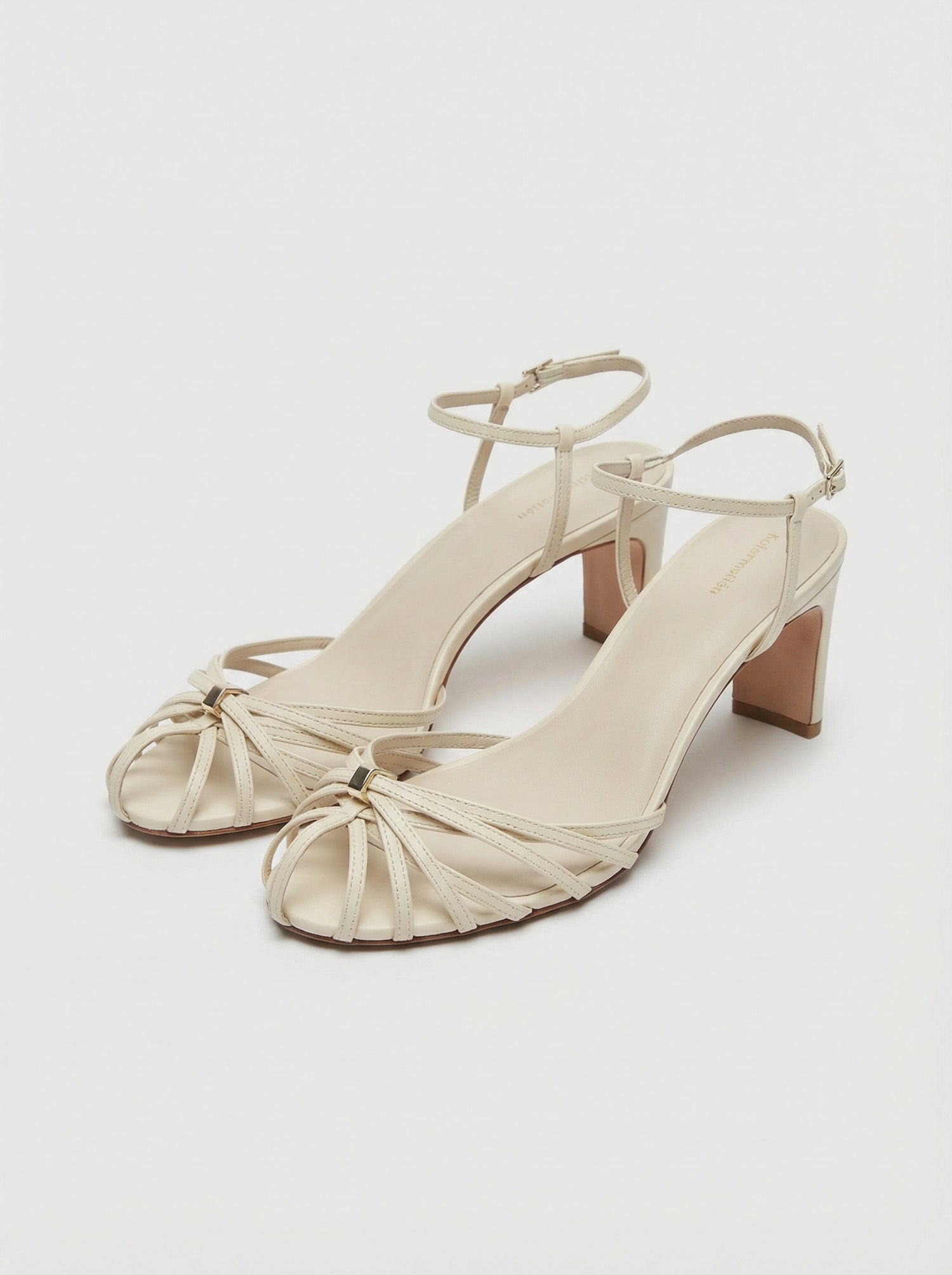 Sandales crème à brides fines et talon carré