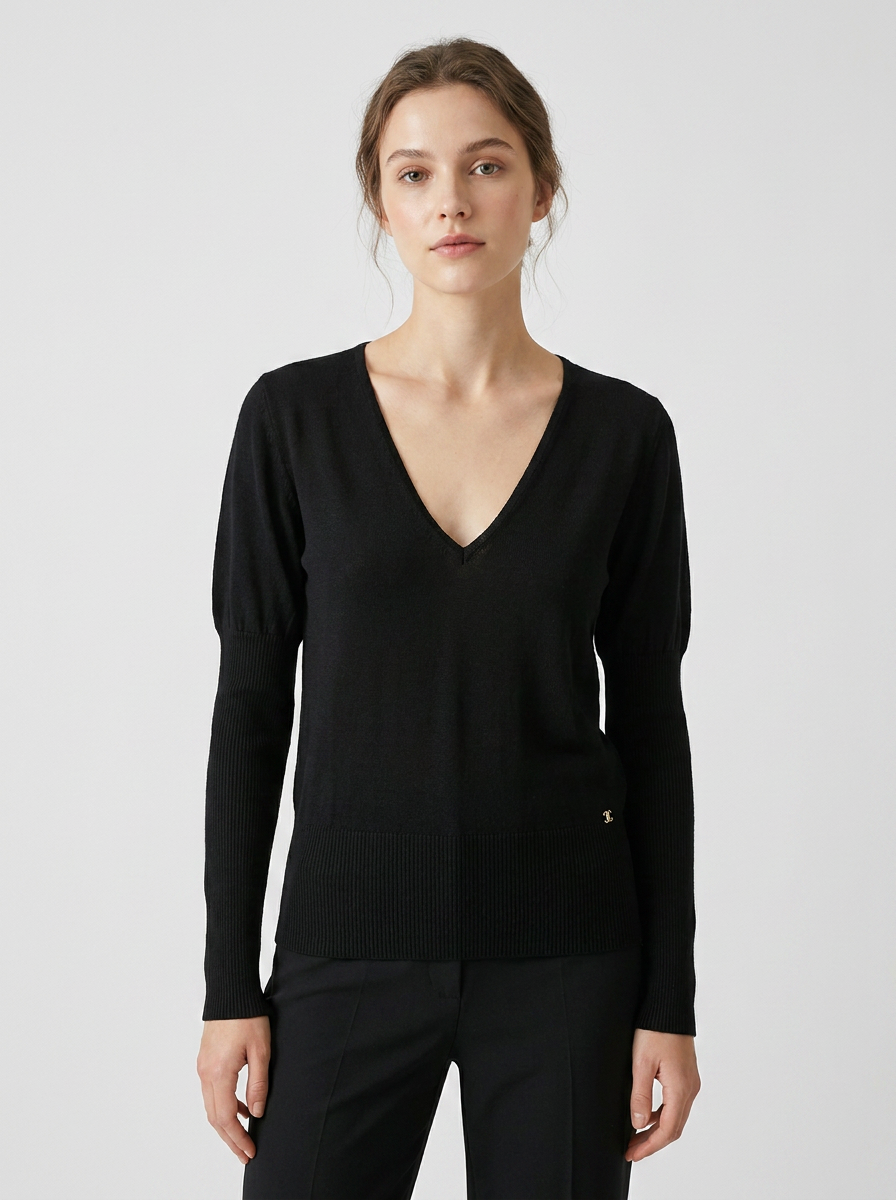 Pull noir col V en laine fine