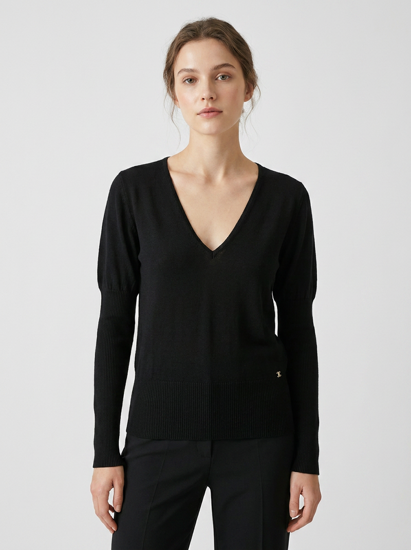 Pull noir col V en laine fine